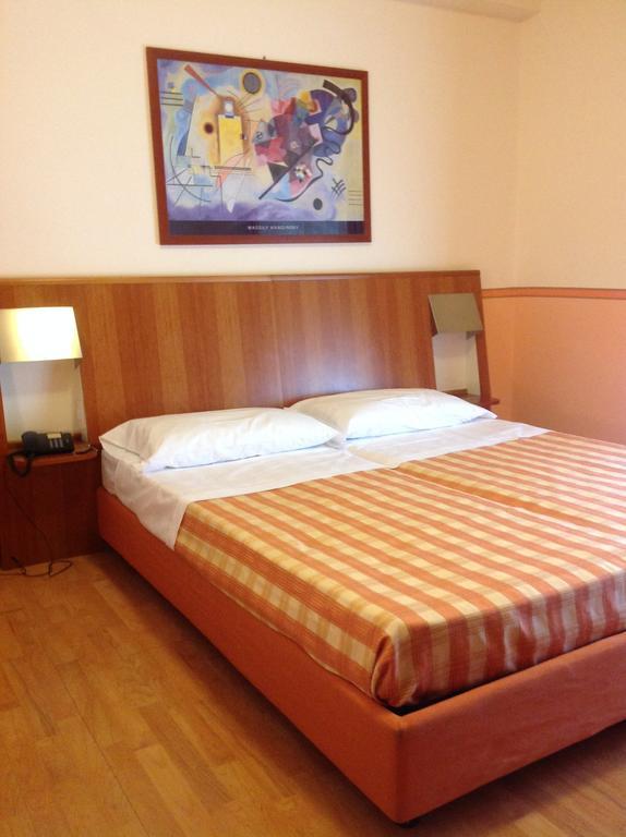 Hotel Romeo Торрі-дель-Бенако Номер фото