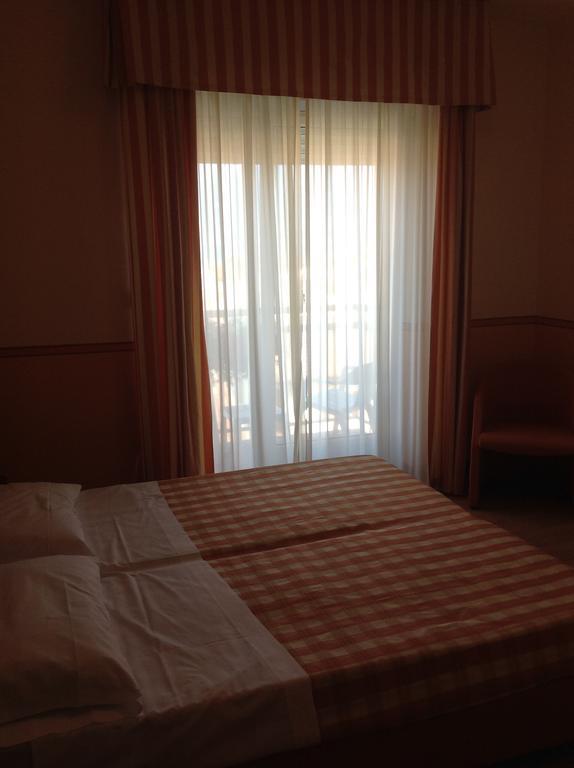 Hotel Romeo Торрі-дель-Бенако Номер фото
