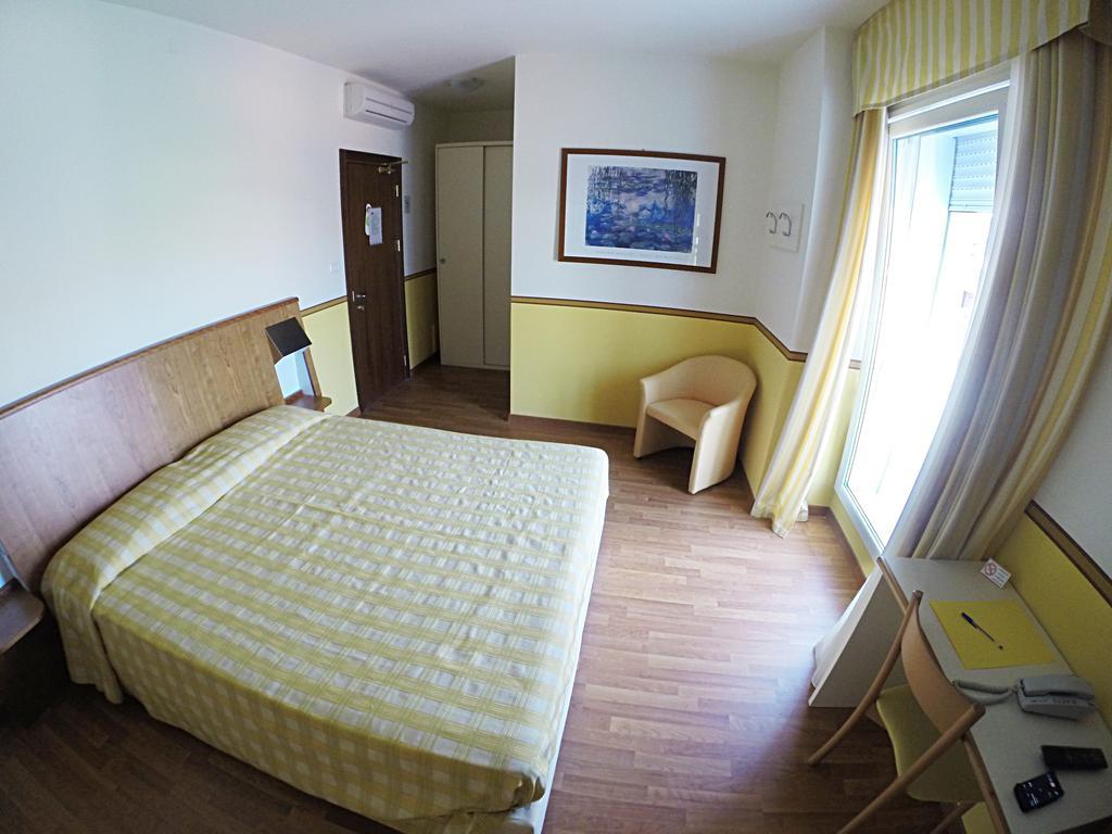 Hotel Romeo Торрі-дель-Бенако Номер фото